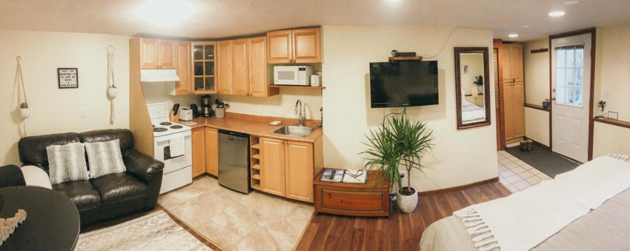 וויסטלר Wildflower Private Studio Suite By Belle Neige מראה חיצוני תמונה